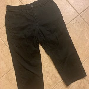 Chaps 8 Black Cotton Capri pants